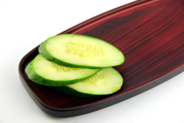 Bir tabak içinde salatalık dilimleri yerleştirilir. — Stok fotoğraf
