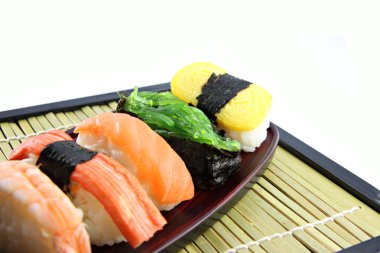 siyah bambu çanak üzerinde seafoods suşi.