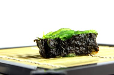 çanak üzerinde deniz yosunu suşi.