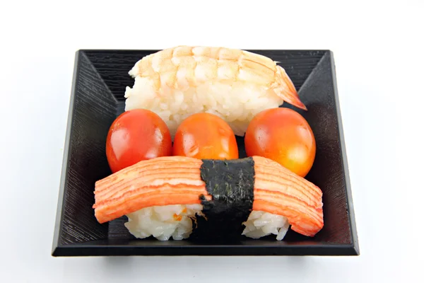 Tomat og sushi skaldyr i en skål . - Stock-foto