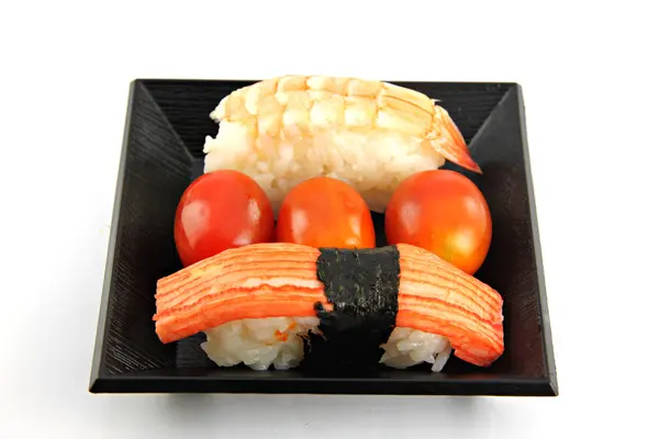 Tomat og sushi skaldyr i en skål . - Stock-foto