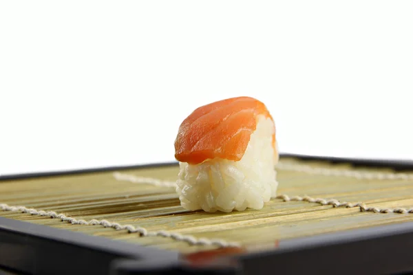 在盘子上的金枪鱼寿司. — 图库照片