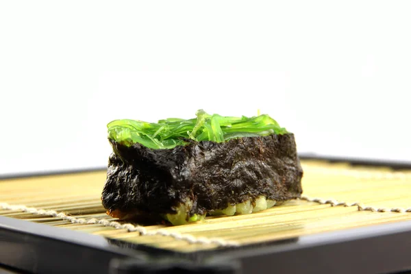 在盘子上的海藻寿司. — 图库照片