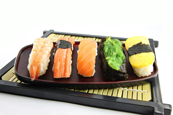 Los mariscos Sushi en el plato de bambú negro . —  Fotos de Stock