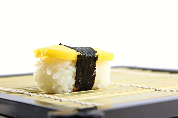 Sladký vaječný sushi na jídlo. — Stock fotografie