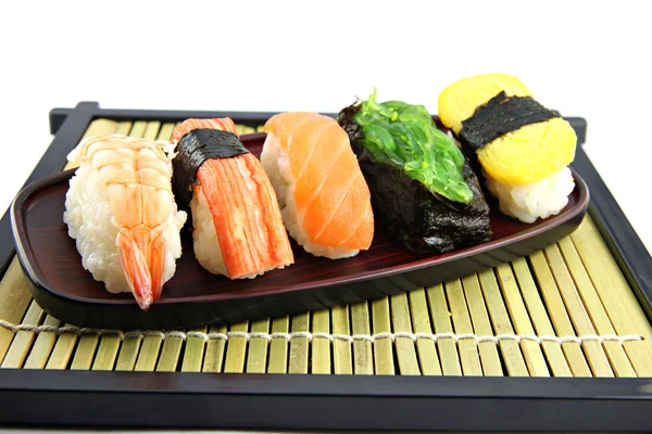 黒い竹皿に魚介寿司. — ストック写真