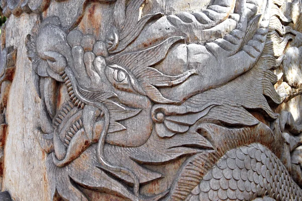 Imagens dragão esculpido a partir de madeira . — Fotografia de Stock