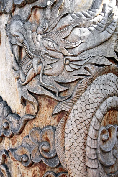 Photos dragon sculpté dans le bois . — Photo