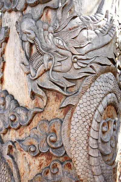 Photos dragon sculpté dans le bois . — Photo