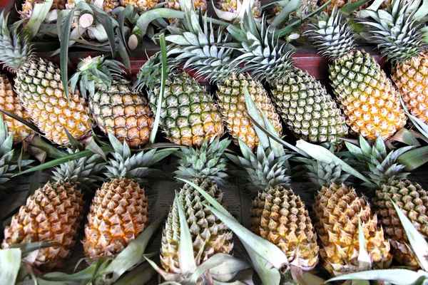 Ananas sur le marché. — Photo