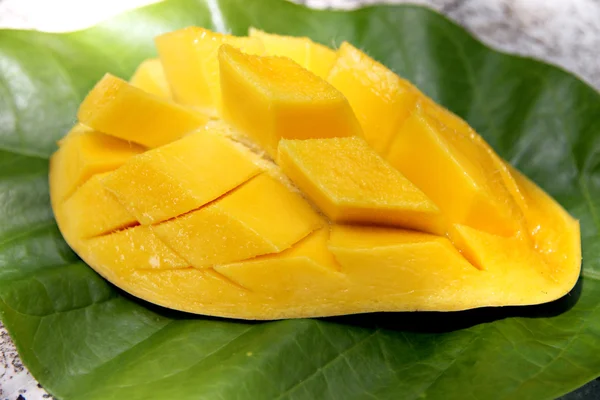 Ripe mangoes slices. — Stock Photo, Image