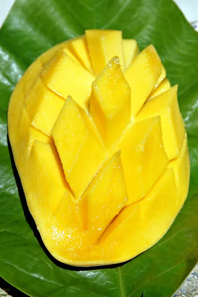 Rijpe mango's segmenten. — Stockfoto