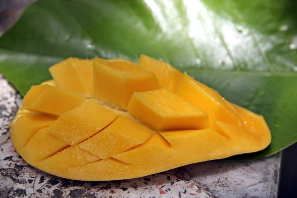 Ripe mangoes slices. — Stock Photo, Image