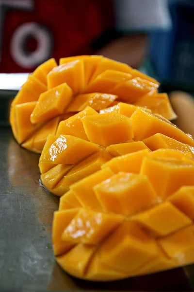 Zralé mango plátky. — Stock fotografie