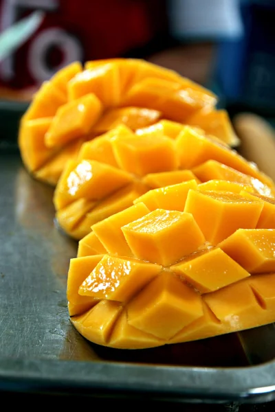 Ripe mangoes slices. — Stock Photo, Image