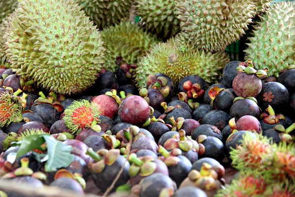 Muitas frutas na mesa . — Fotografia de Stock