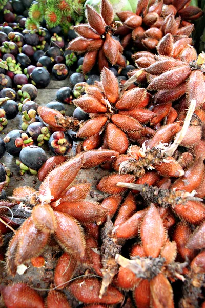 Die Salacca-Früchte und andere Früchte. — Stockfoto