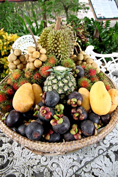 Veel van fruit in de mand. — Stockfoto