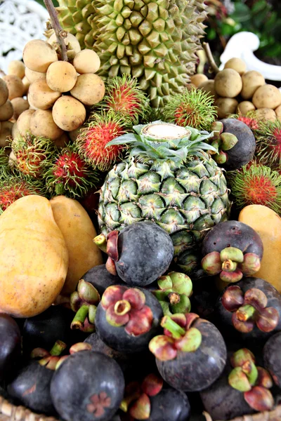 Viele Früchte im Korb. — Stockfoto