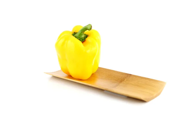 Το κίτρινο γλυκό πιπέρι στο πιάτο μπαμπού. — Φωτογραφία Αρχείου