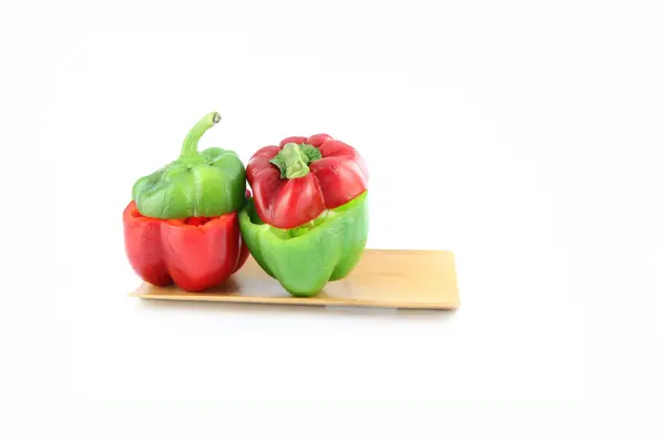 Fetta di peperone dolce verde e rosso nel piatto di bambù . — Foto Stock