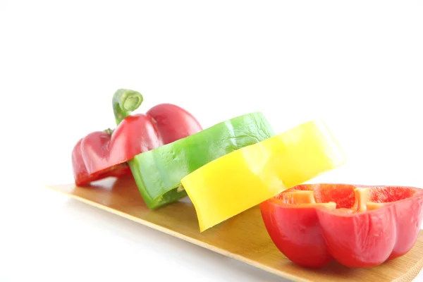 Schneiden Sie die drei Farben von Paprika in die Platzierung gestapelt. — Stockfoto