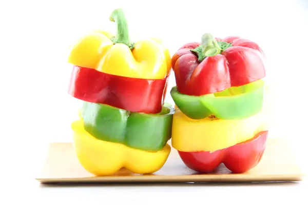 Trancher les trois couleurs de poivron dans arrangé verticalement . — Photo