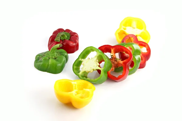 Die drei Farben von Paprika in Scheiben schneiden. — Stockfoto