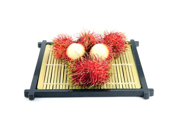 Rambutan Fruta en plato de bambú . — Foto de Stock