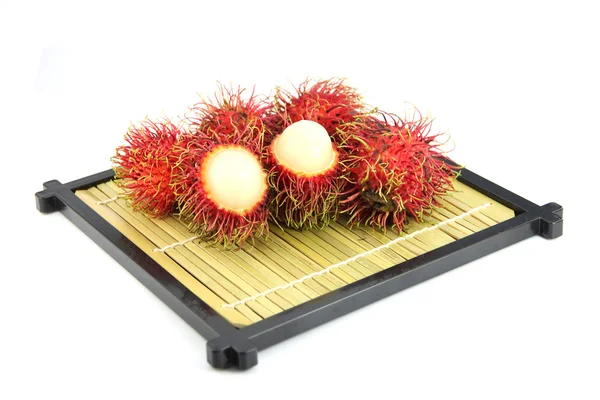Rambutan Fruta en plato de bambú . — Foto de Stock