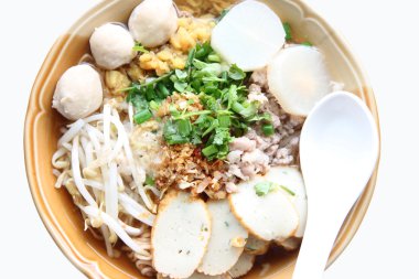 kabın içinde Tay erişte çorbası.