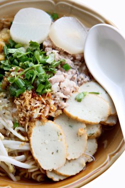 kabın içinde odak Tay erişte çorbası.