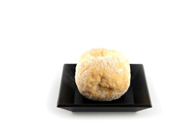 Yaban mersinli çörek siyah tabak.