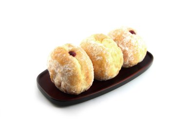 Üç yaban mersinli çörek üzerinde çanak.