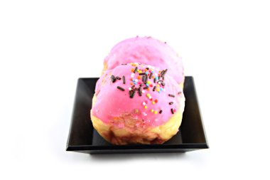 Çilekli donut siyah tabak.