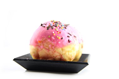 Çilekli donut siyah tabak.