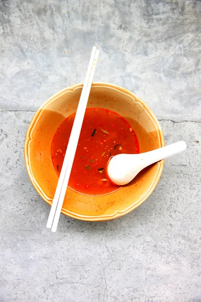 Tazón de fideos tailandés comiendo fuera . — Foto de Stock