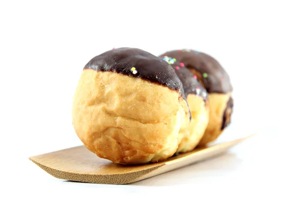 Chocolade donuts in de bamboe schotel. — Stockfoto