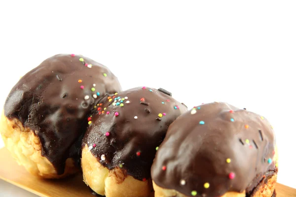 Donuts de chocolate en el plato de bambú . —  Fotos de Stock