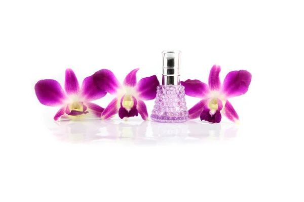 Фіолетова орхідея та фіолетові пляшки з парфумами . — стокове фото