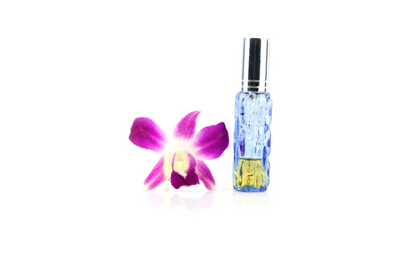 紫色兰花、 蓝三色的香水瓶. — 图库照片