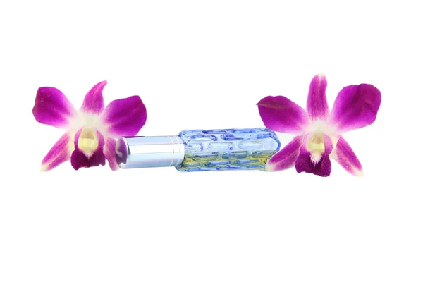 Purpurowa orchidea i niebieski kolor butelki perfum. — Zdjęcie stockowe