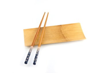 Bambu tabakta yemek çubukları.