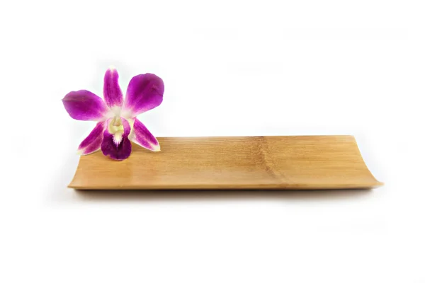 Purple orchid in bamboo dish. — Stock Photo, Image