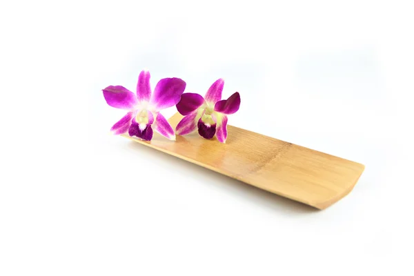 Purple orchid in bamboo dish. — Stock Photo, Image