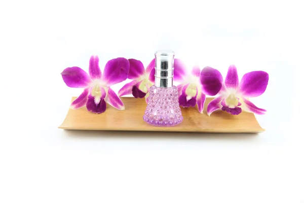 Purpurowa orchidea i perfum butelek w bambus naczynie — Zdjęcie stockowe
