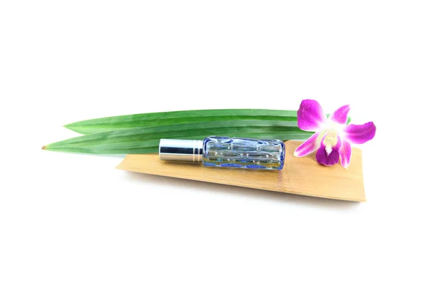 Perfume bottles,Purple orchids and pandanus in bamboo dish. — Stock Photo, Image