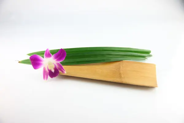 Purple orchids and pandanus in bamboo dish. — Stock Photo, Image