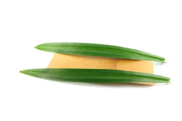 Orquídeas roxas e pandanus em prato de bambu . — Fotografia de Stock