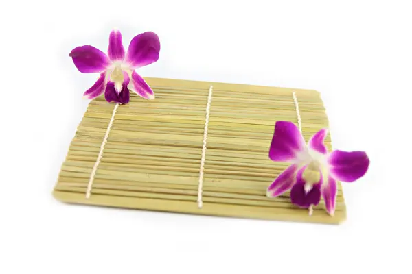 Bamboe schotel en orchid paarse. — Stockfoto